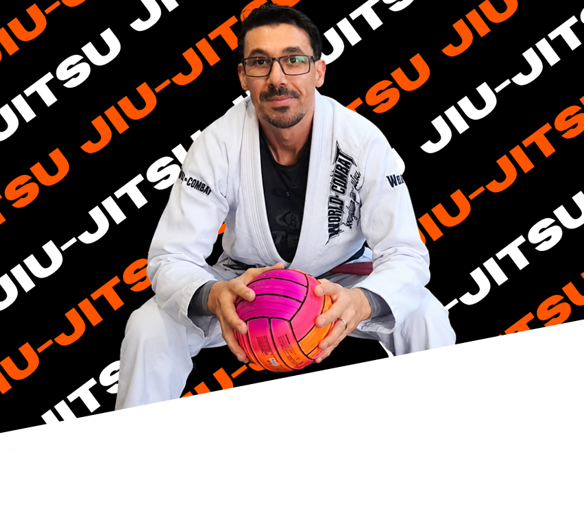 Professor Pagliuca segurando uma bola de treino rosa